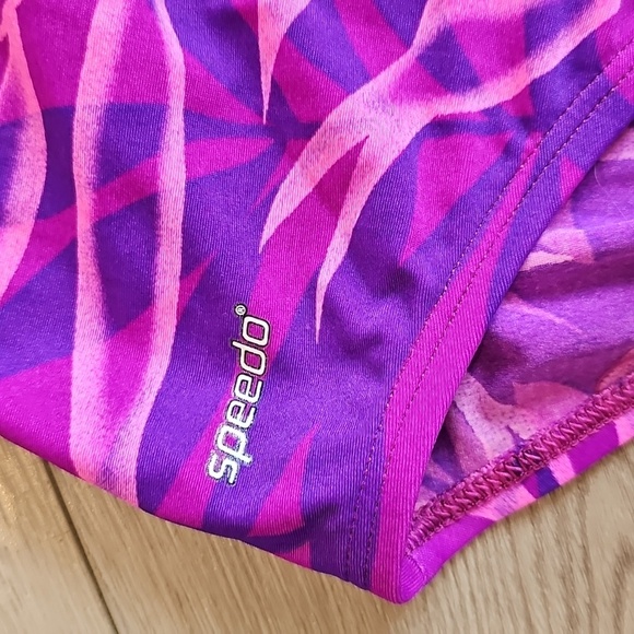Speedo Deep Curved Back Hem One Piece Swim Suit, Size 18 - Picture 2 of 12